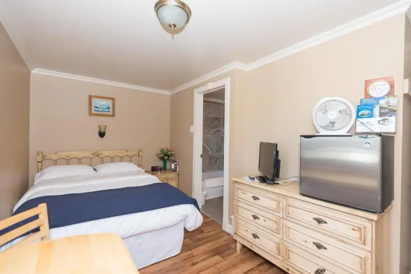 Deluxe Double Room with Side Sea View